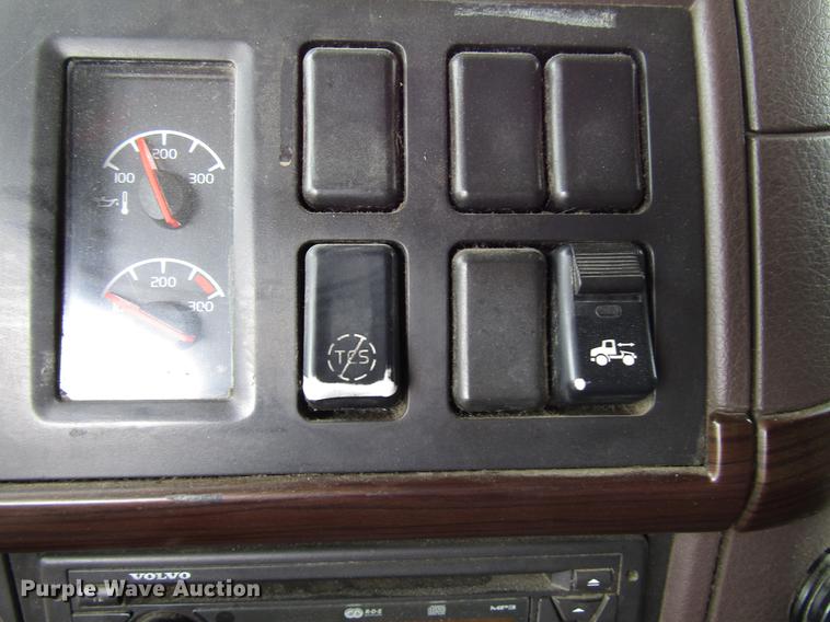 image for item FO9270 2013 Volvo VN Series semi truck