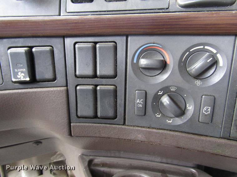 image for item FO9270 2013 Volvo VN Series semi truck