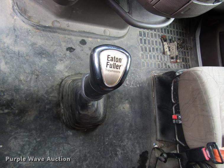 image for item FO9270 2013 Volvo VN Series semi truck