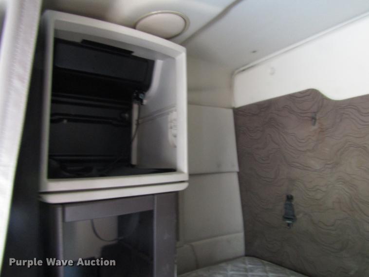 image for item FO9270 2013 Volvo VN Series semi truck