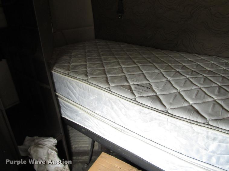 image for item FO9270 2013 Volvo VN Series semi truck