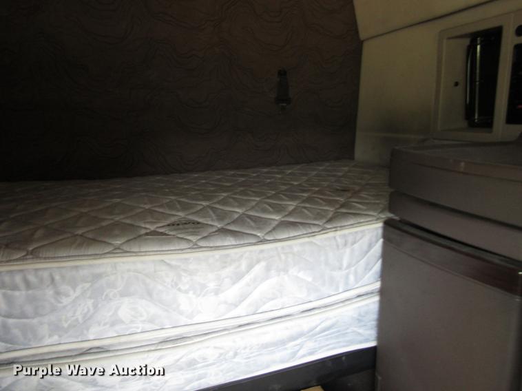 image for item FO9270 2013 Volvo VN Series semi truck