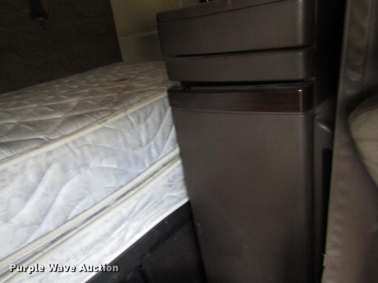 image for item FO9270 2013 Volvo VN Series semi truck