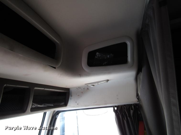 image for item FO9270 2013 Volvo VN Series semi truck