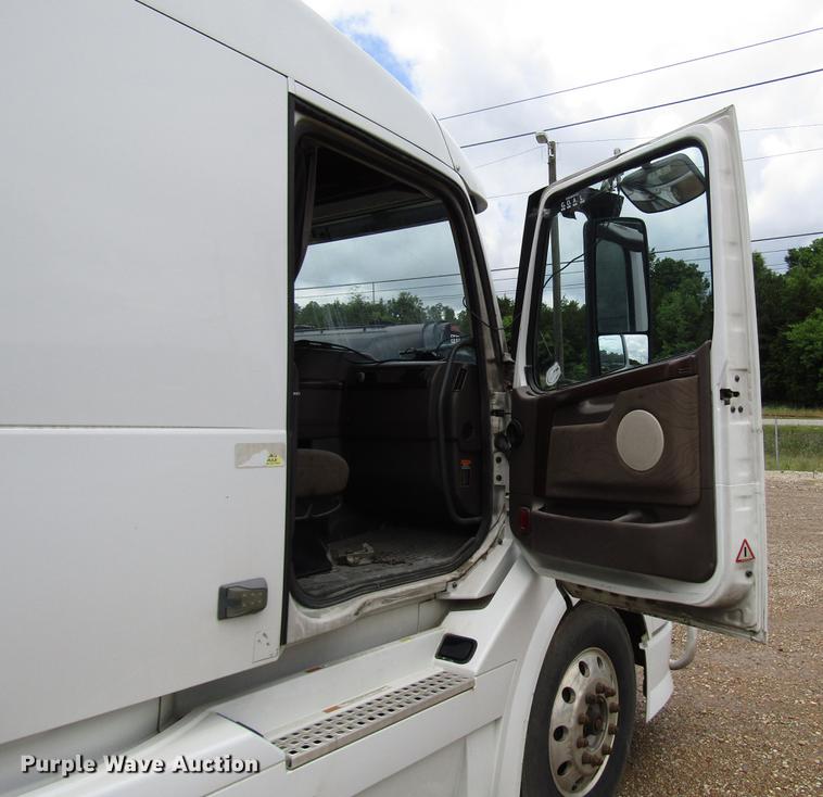 image for item FO9270 2013 Volvo VN Series semi truck