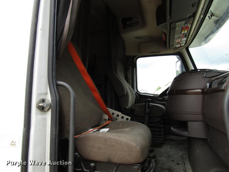 image for item FO9270 2013 Volvo VN Series semi truck