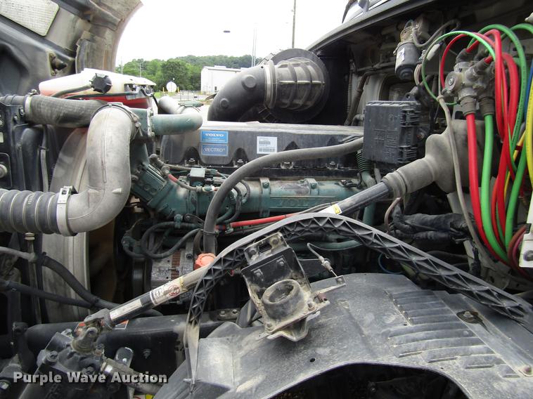 image for item FO9270 2013 Volvo VN Series semi truck