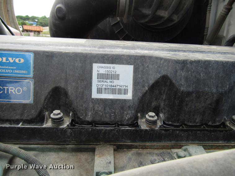 image for item FO9270 2013 Volvo VN Series semi truck