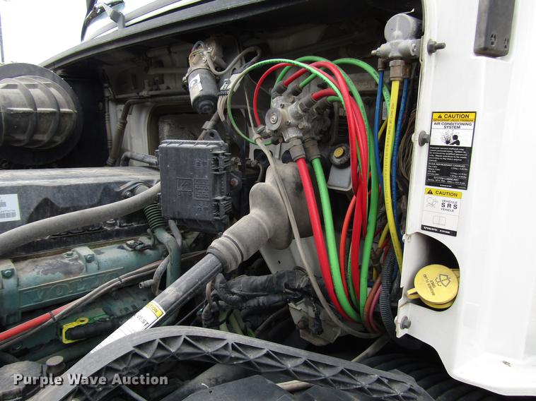 image for item FO9270 2013 Volvo VN Series semi truck