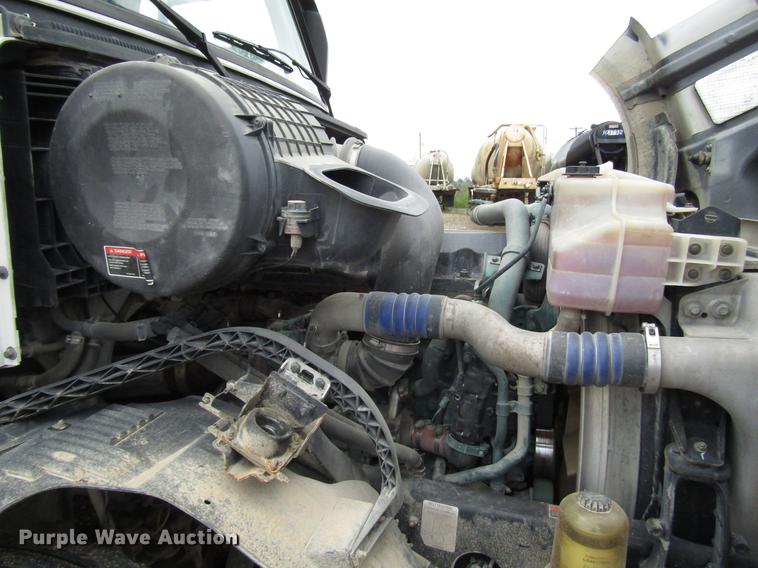 image for item FO9270 2013 Volvo VN Series semi truck