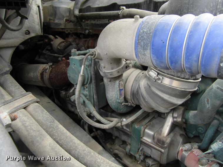 image for item FO9270 2013 Volvo VN Series semi truck