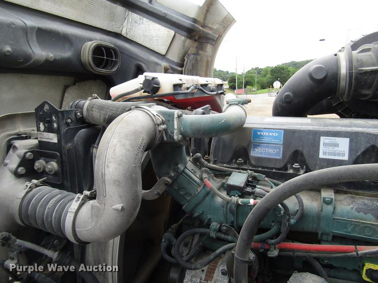 image for item FO9270 2013 Volvo VN Series semi truck