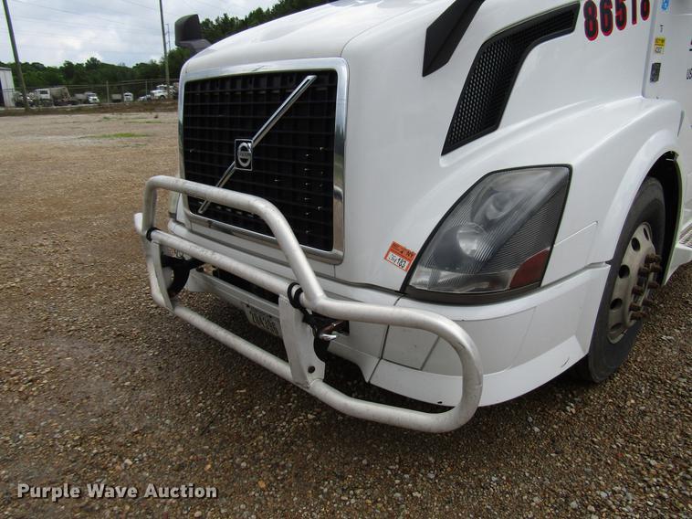 image for item FO9270 2013 Volvo VN Series semi truck