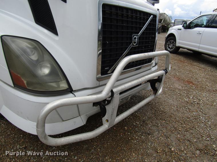 image for item FO9270 2013 Volvo VN Series semi truck