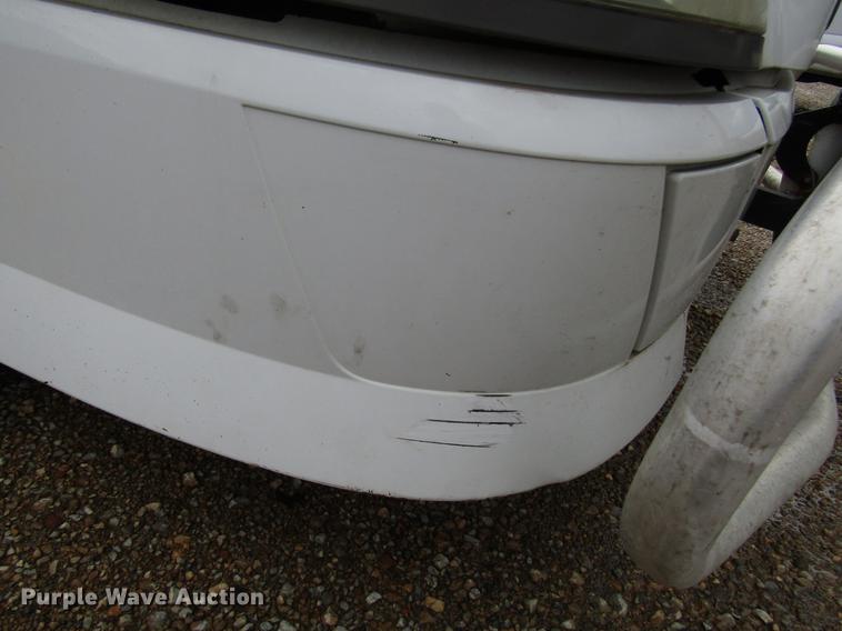 image for item FO9270 2013 Volvo VN Series semi truck