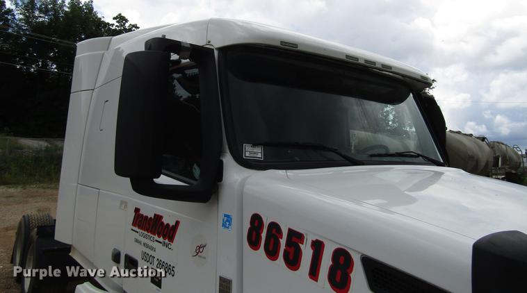 image for item FO9270 2013 Volvo VN Series semi truck