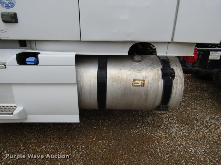 image for item FO9270 2013 Volvo VN Series semi truck