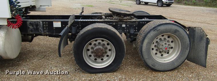 image for item FO9270 2013 Volvo VN Series semi truck