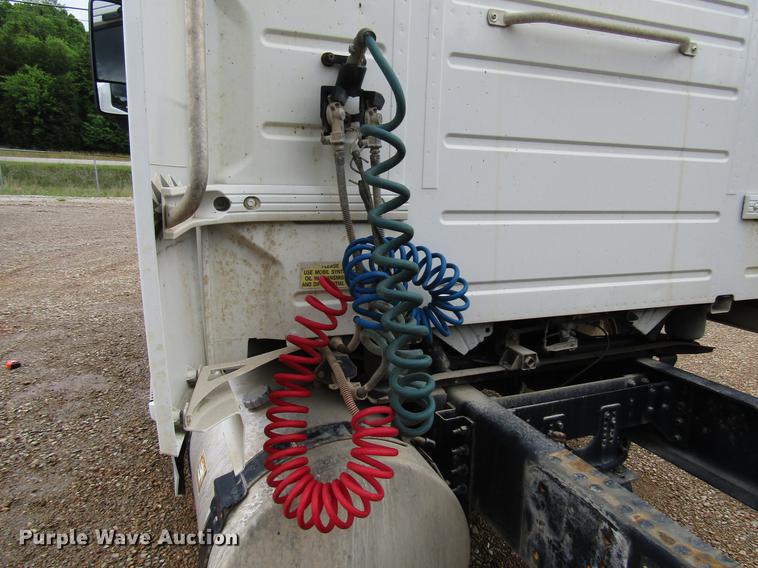 image for item FO9270 2013 Volvo VN Series semi truck