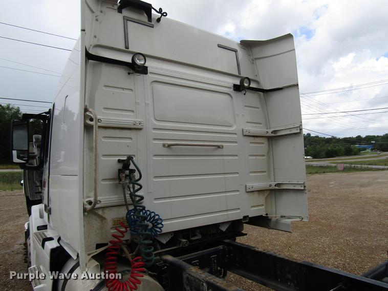 image for item FO9270 2013 Volvo VN Series semi truck