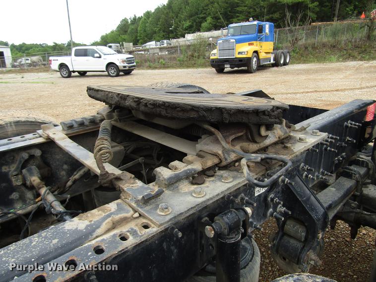 image for item FO9270 2013 Volvo VN Series semi truck