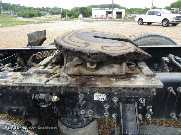 image for item FO9270 2013 Volvo VN Series semi truck