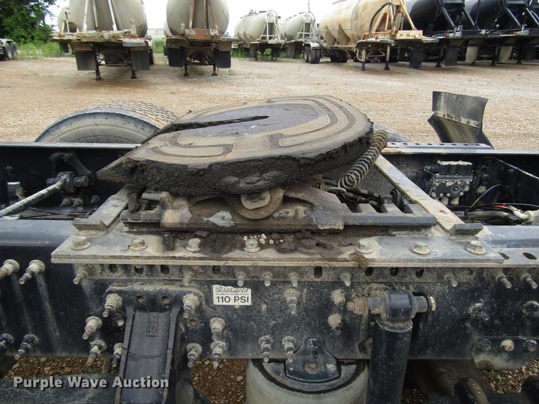 image for item FO9270 2013 Volvo VN Series semi truck