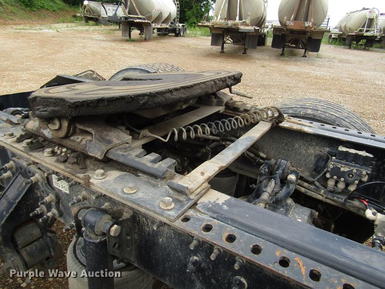 image for item FO9270 2013 Volvo VN Series semi truck