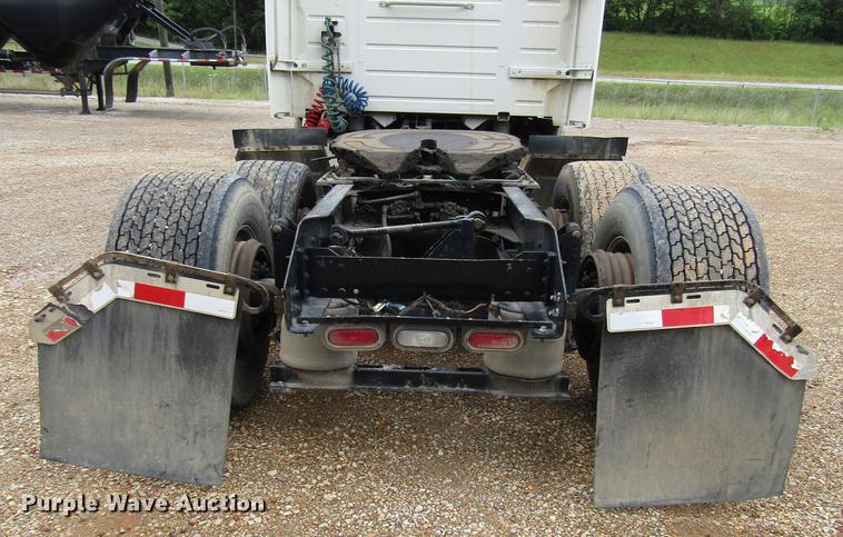 image for item FO9270 2013 Volvo VN Series semi truck