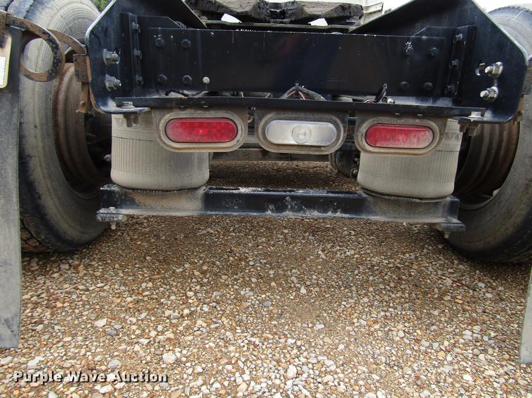 image for item FO9270 2013 Volvo VN Series semi truck