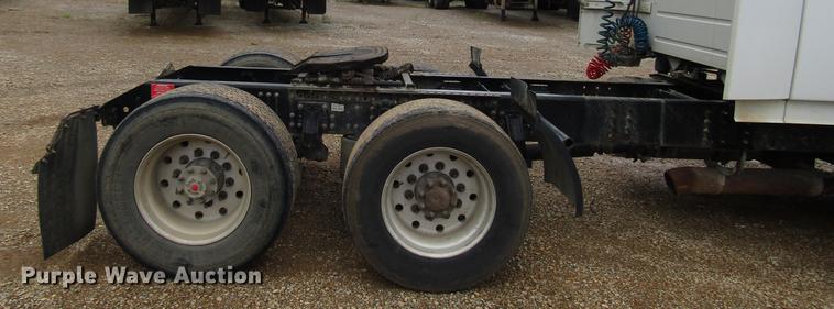 image for item FO9270 2013 Volvo VN Series semi truck