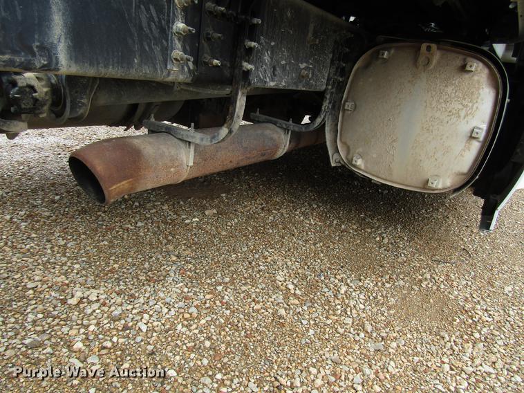 image for item FO9270 2013 Volvo VN Series semi truck