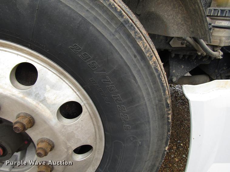 image for item FO9270 2013 Volvo VN Series semi truck