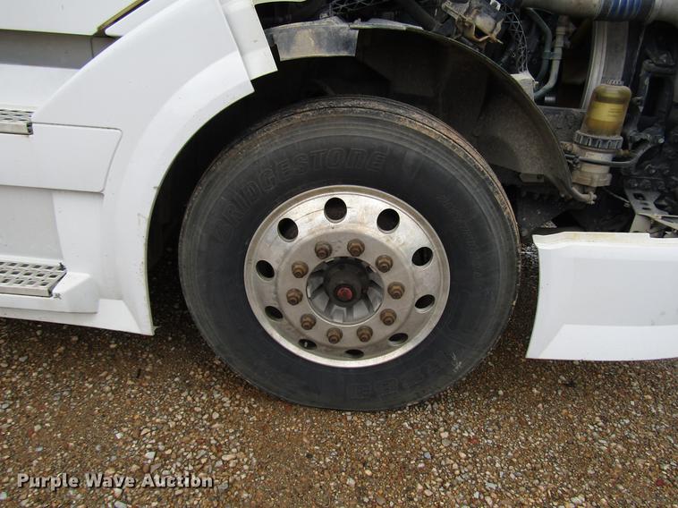 image for item FO9270 2013 Volvo VN Series semi truck