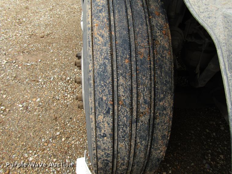 image for item FO9270 2013 Volvo VN Series semi truck