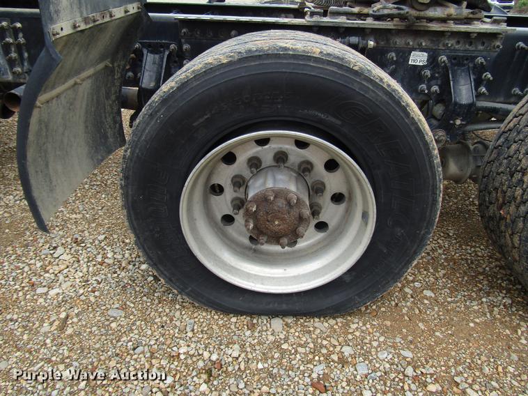 image for item FO9270 2013 Volvo VN Series semi truck