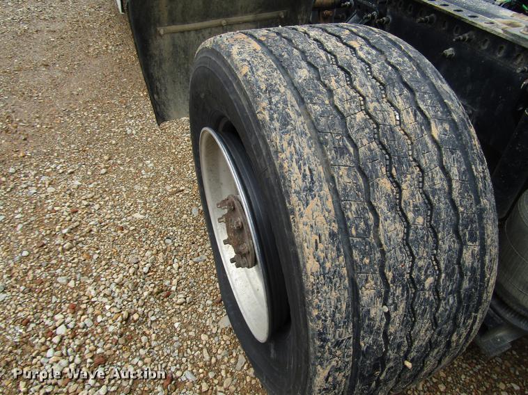 image for item FO9270 2013 Volvo VN Series semi truck