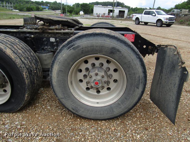 image for item FO9270 2013 Volvo VN Series semi truck