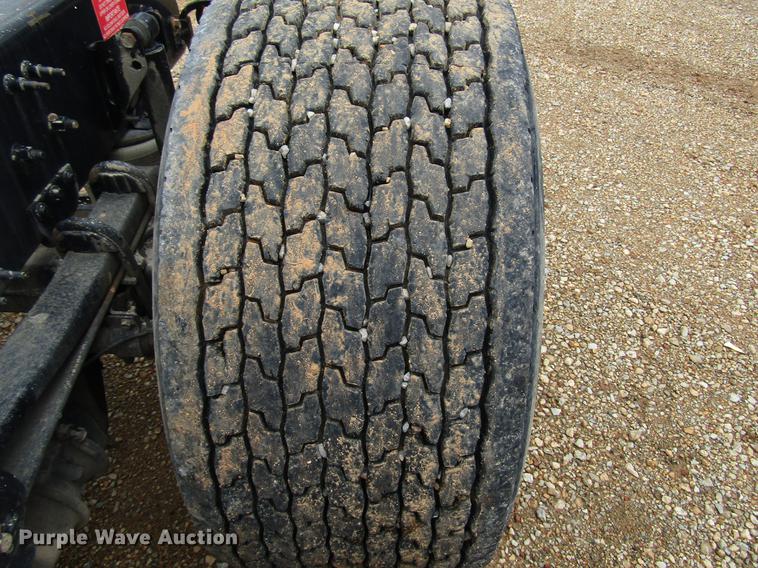 image for item FO9270 2013 Volvo VN Series semi truck