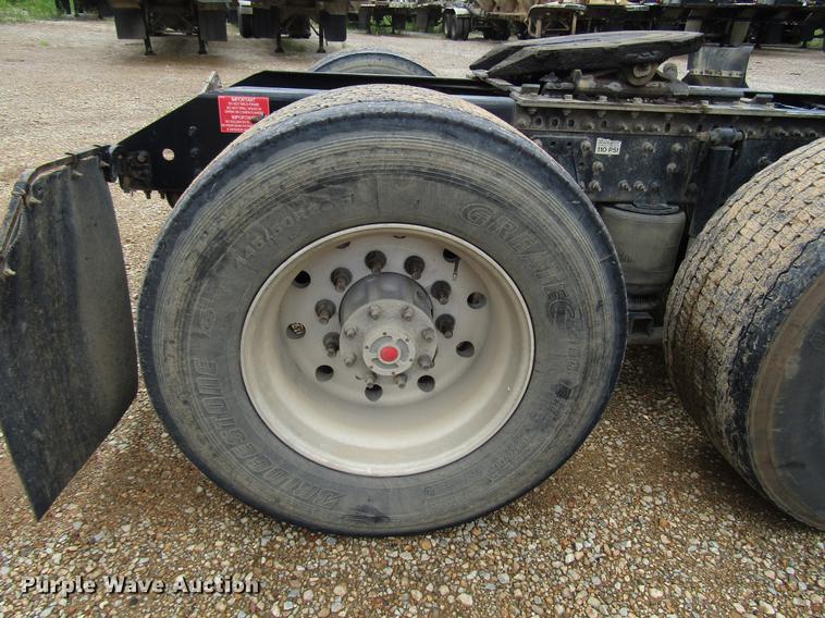 image for item FO9270 2013 Volvo VN Series semi truck