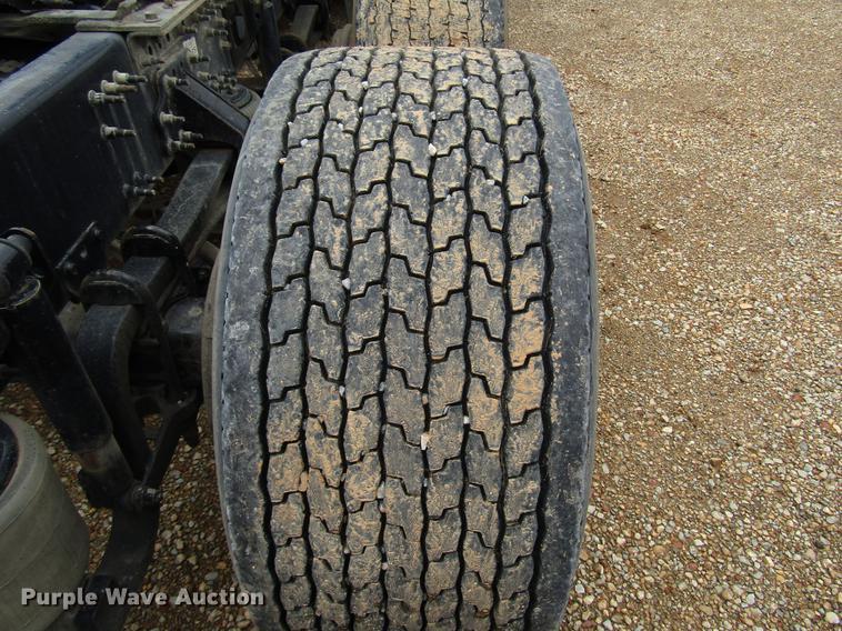 image for item FO9270 2013 Volvo VN Series semi truck