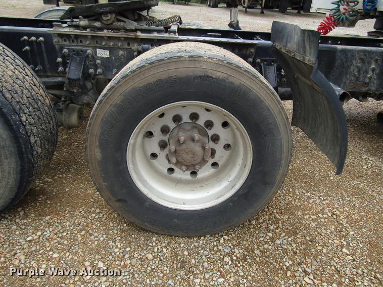 image for item FO9270 2013 Volvo VN Series semi truck