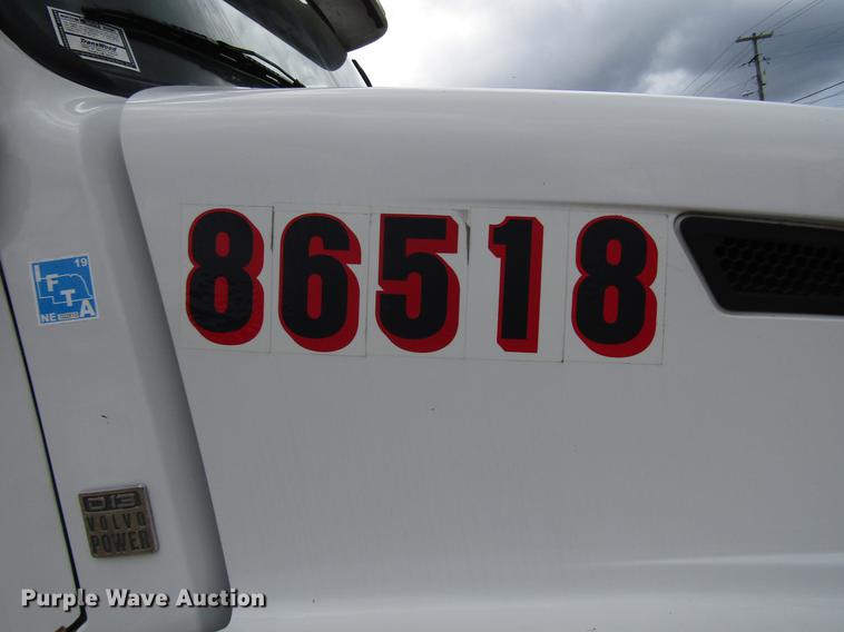 image for item FO9270 2013 Volvo VN Series semi truck