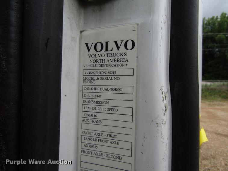 image for item FO9270 2013 Volvo VN Series semi truck