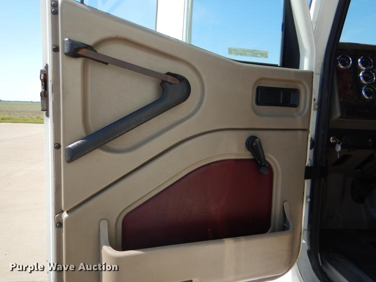 image for item FT9621 2007 International 9400i semi truck