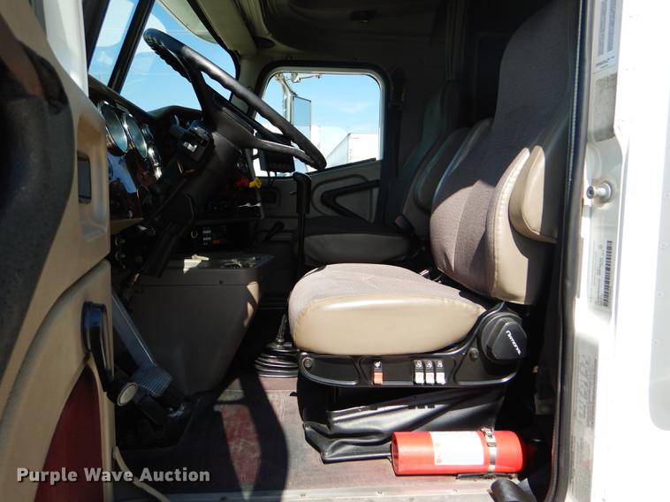 image for item FT9621 2007 International 9400i semi truck