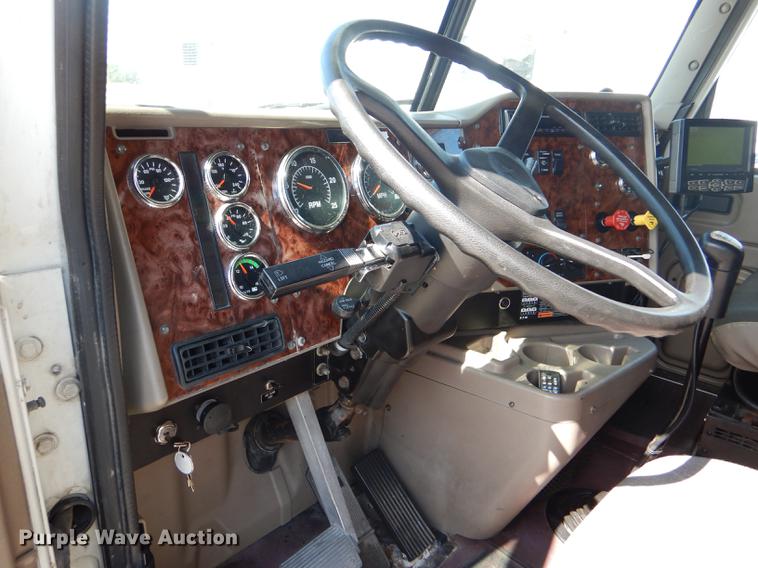 image for item FT9621 2007 International 9400i semi truck