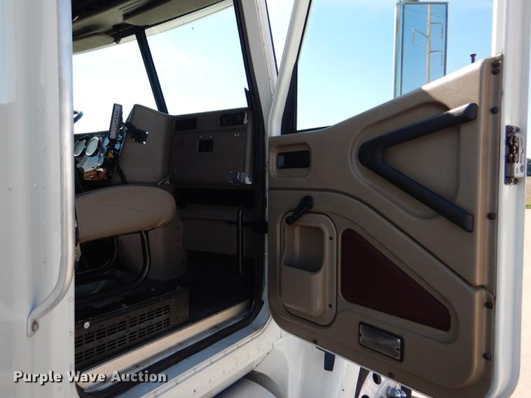 image for item FT9621 2007 International 9400i semi truck