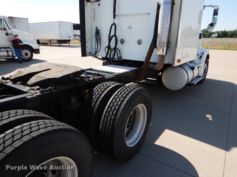 image for item FT9621 2007 International 9400i semi truck