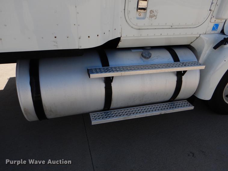 image for item FT9621 2007 International 9400i semi truck